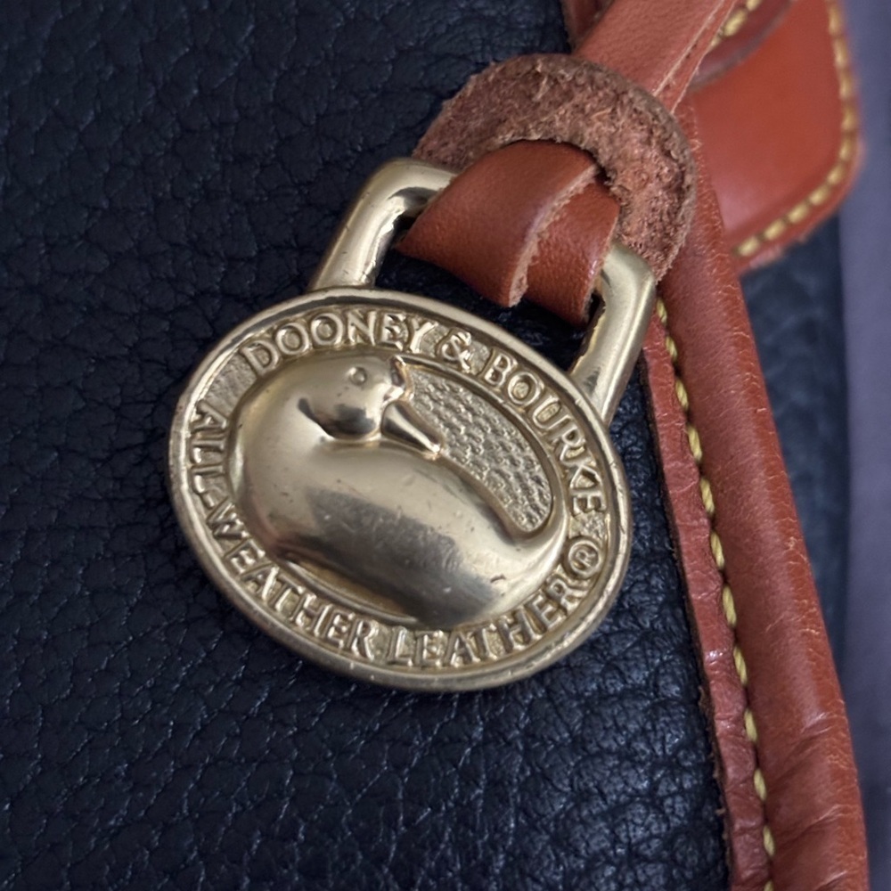 Vintage All Weather Pebbled Leather Dooney & Bourke Deep Navy/Tan Crossbody Bag - Picture 3 of 12